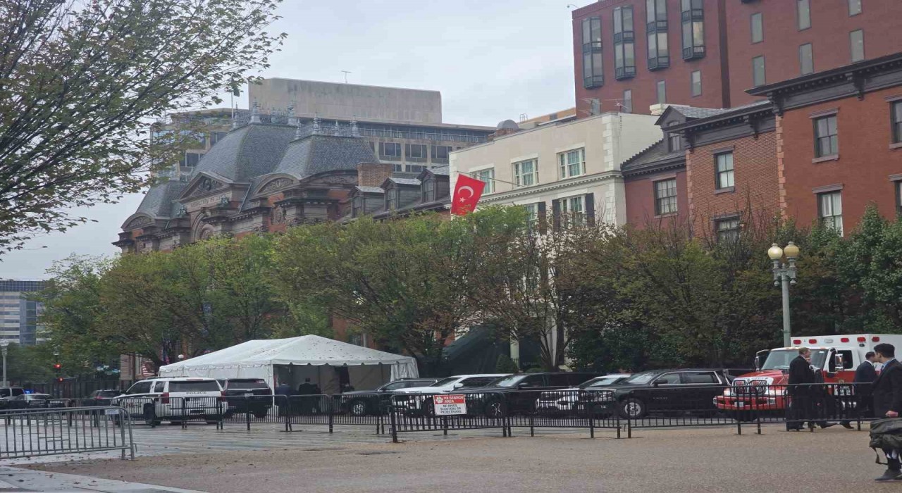 Cumhurbaşkanı Erdoğanın konakladığı Blair Housea Türk bayrağı çekildi