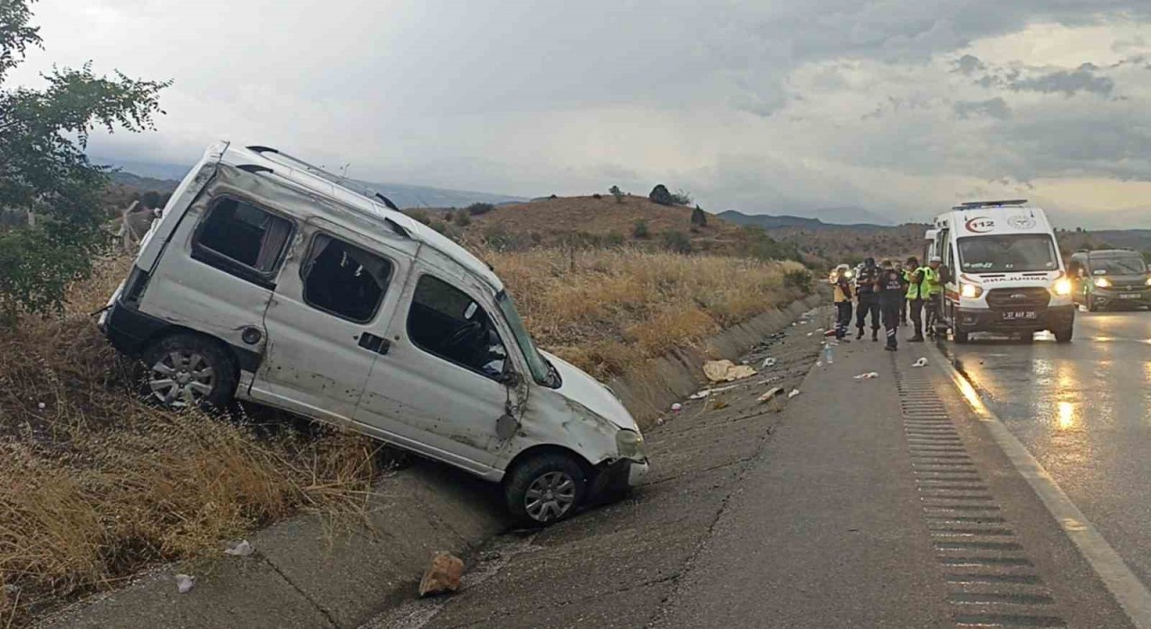 D-100de hafif ticari araç refüje çarptı: 1 ölü, 4 yaralı