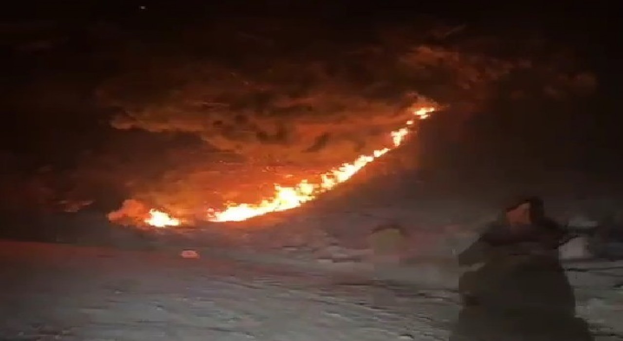 Dağdan yuvarlanan alevli kütük yangının büyümesine neden oldu