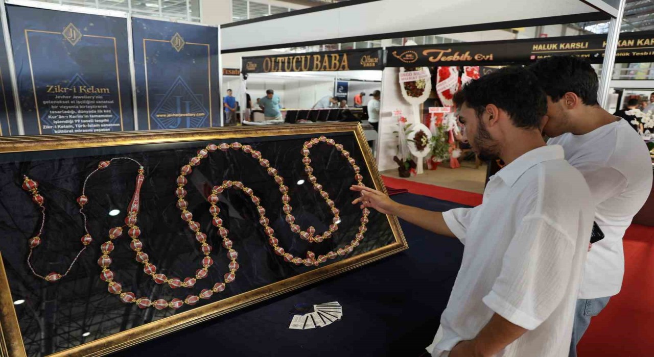 Değer biçilemiyor: Kuran-ı Kerimin 604 sayfası tespihe nakşedildi