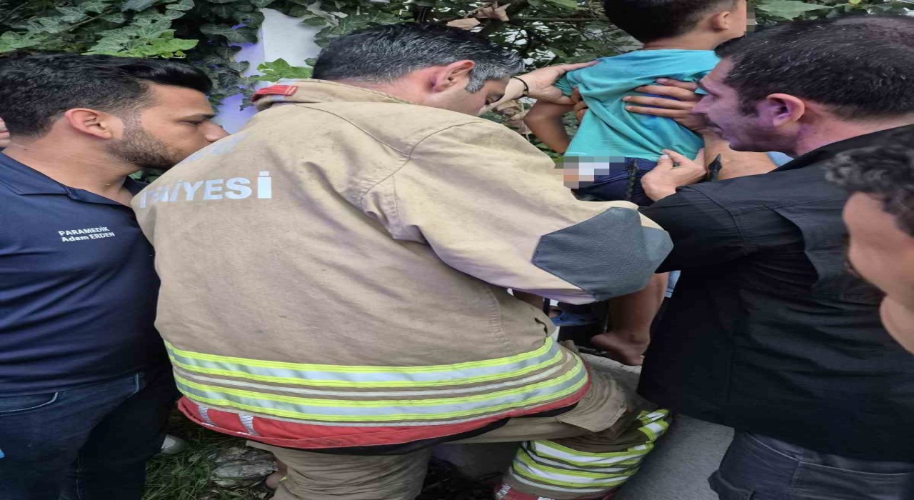 Demir korkuluklara sıkışan çocuk kurtarıldı