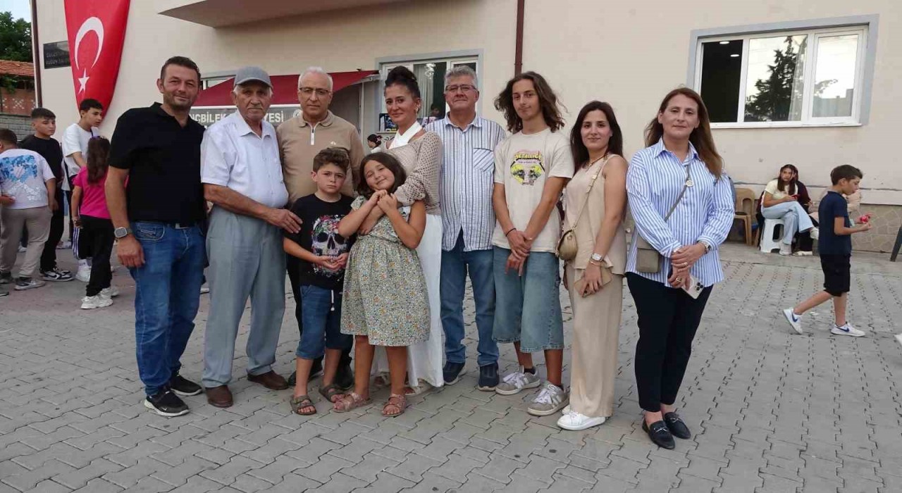 Demirbilekli çocuklara Almanyadan sürpriz oyuncak yağmuru