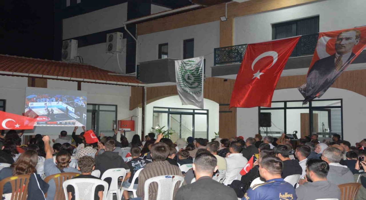 Demircide vatandaşlar EuroBasket 2025 final maçını dev ekranlardan izledi