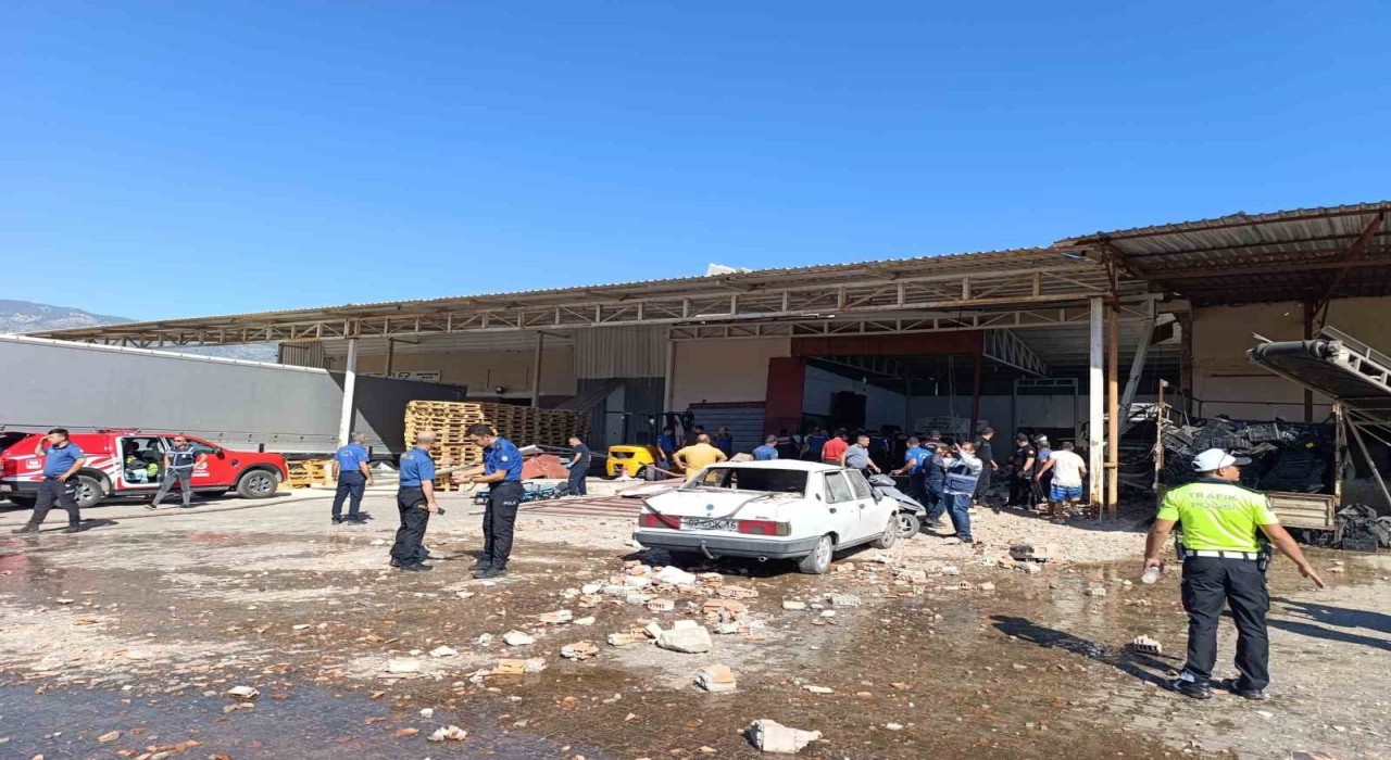 Demrede toptancı halindeki iş yerinde patlama meydana geldi