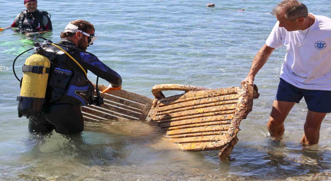 Denizden çıkanlar pes dedirtti:  Tekne parçası, şezlong ve araç lastiği çıktı