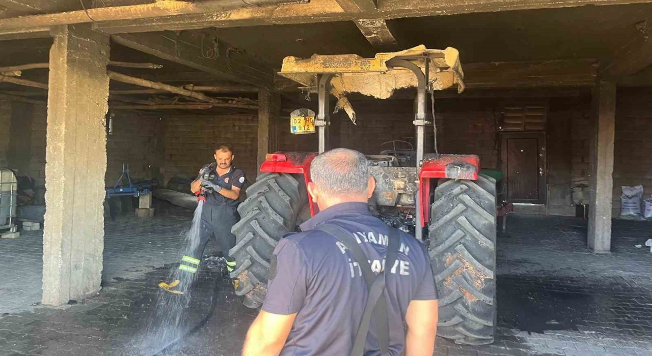 Depodaki traktör alev aldı