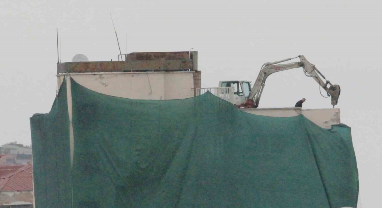 Deprem riski taşıyan eski yurt binasının yıkımına başlandı