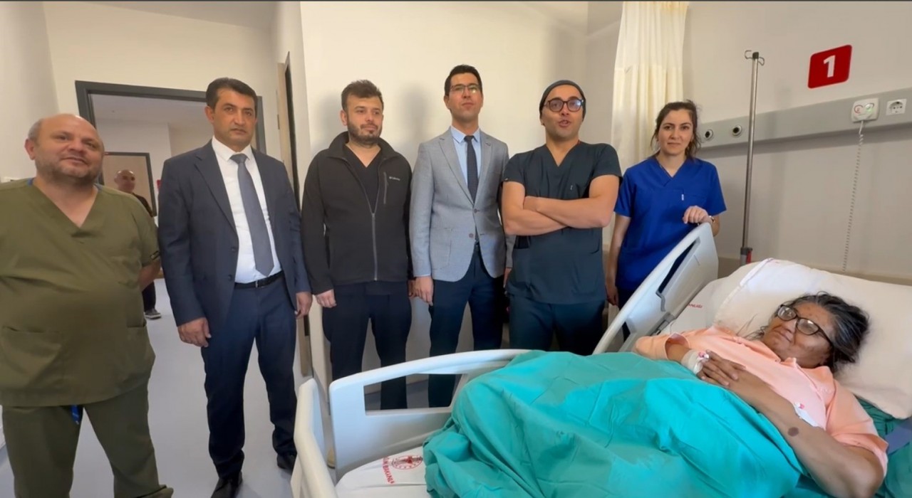Deprem sonrası yeniden yapılan Nurhak Devlet Hastanesinde ilk ameliyat
