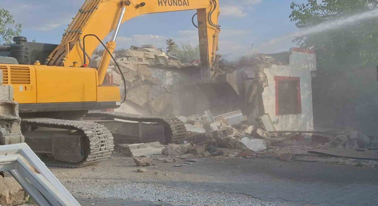Depreme etkilenen orta hasarlı yapıların yıkımına başlandı
