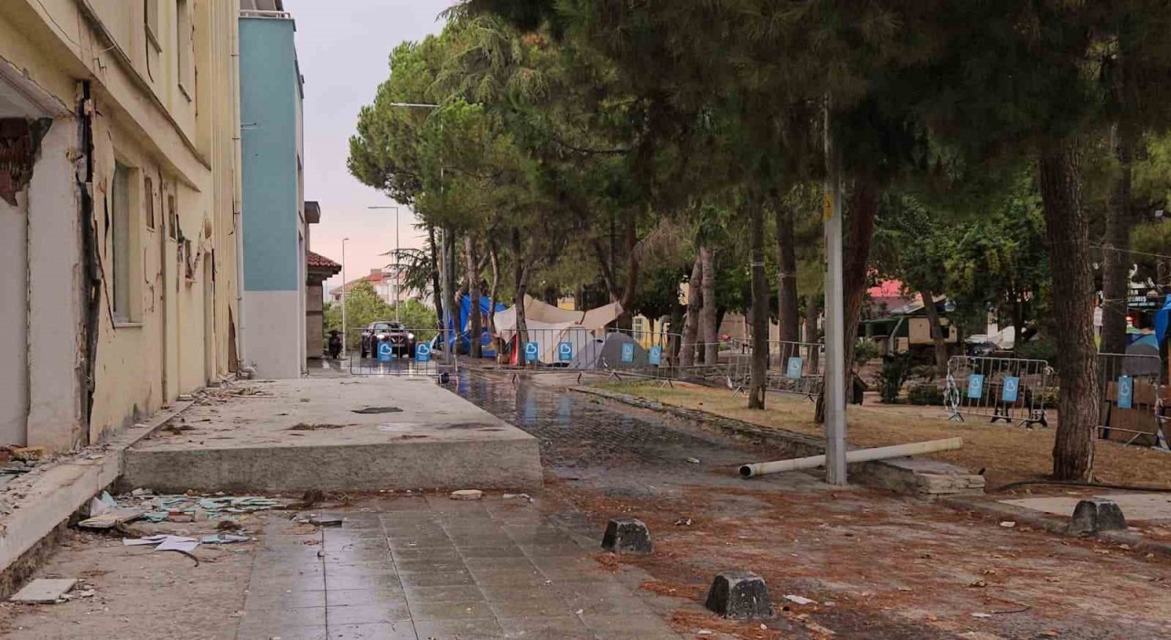 Depremin vurduğu Sındırgıda aylar sonra yağmur yağdı