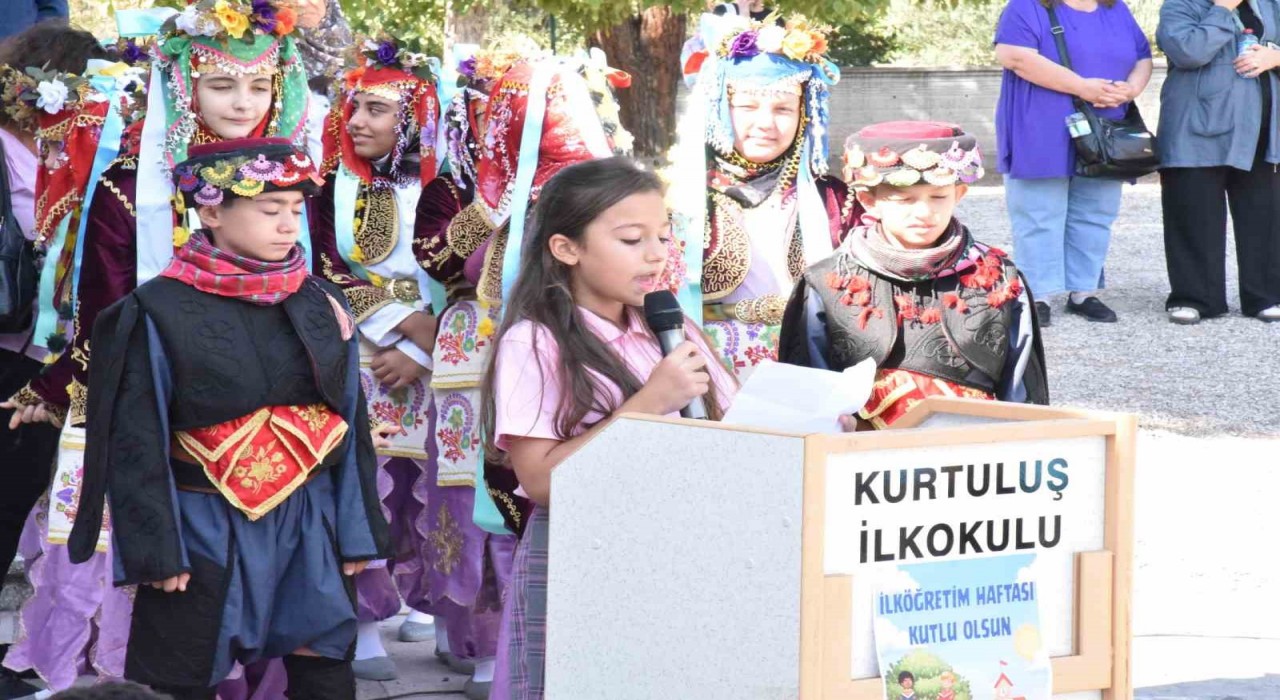 Depremin vurduğu Sındırgıda İlköğretim Haftası kutlandı