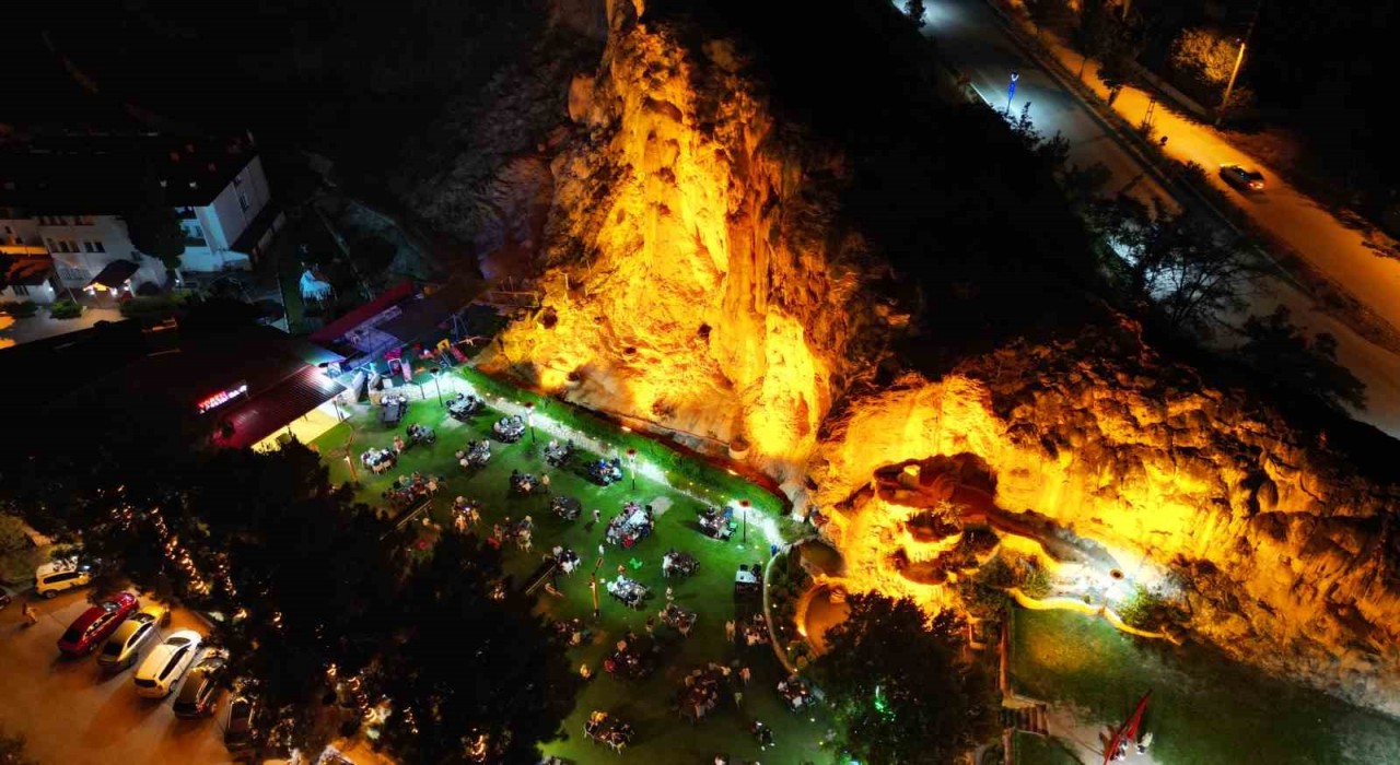 Depremle açığa çıkan termal su doğal traverten oluşturdu