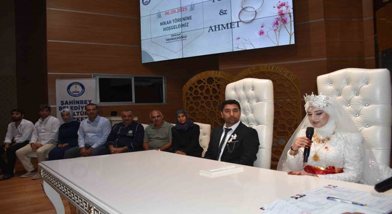 Depremzede çift kötü gün dostu personelin nikah şahidi oldu