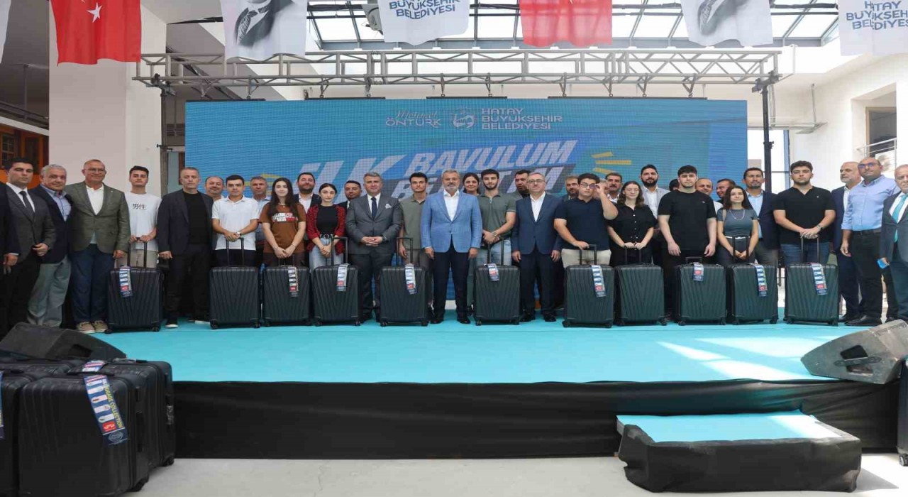 Depremzede öğrencilerin üniversite yolundaki ilk biletlerini ve bavullarını Hatay Büyükşehir Belediyesi hediye etti