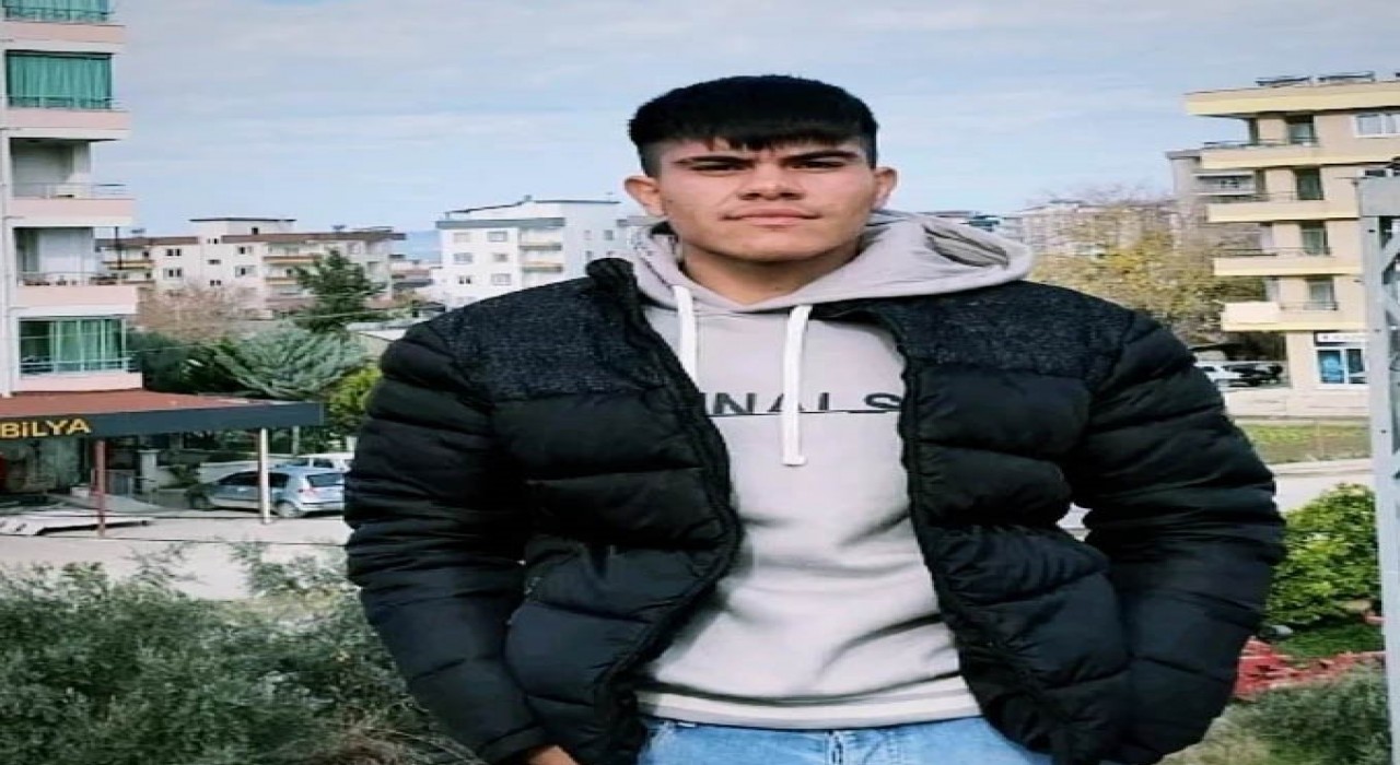 Devrilen traktörün altında kalan genç hayatını kaybetti