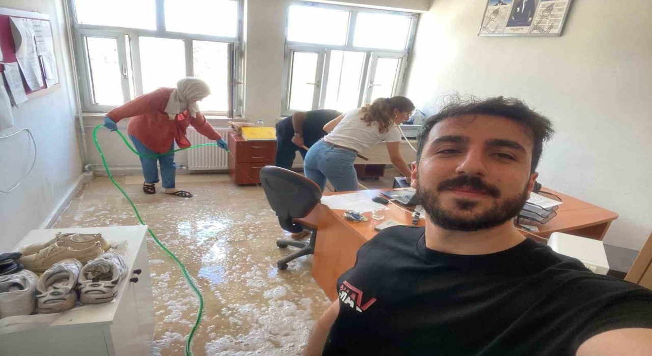 Diclede öğretmenler görev yaptıkları okulu temizledi