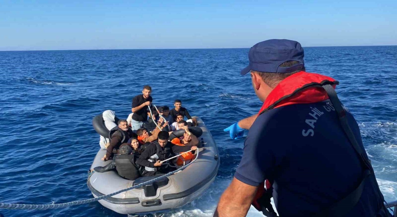 Didim açıklarında 11 düzensiz göçmen kurtarıldı