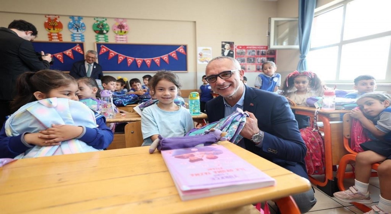 Dilovasında 1. sınıf öğrencilerine çanta ve kırtasiye desteği