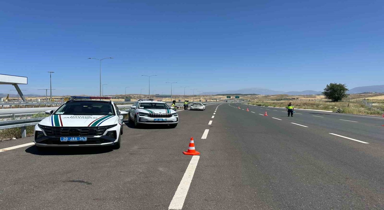 Dinlenme tesisinde unuttuğu arkadaşını almak için ters yönde ilerleyip trafiği tehlikeye attı
