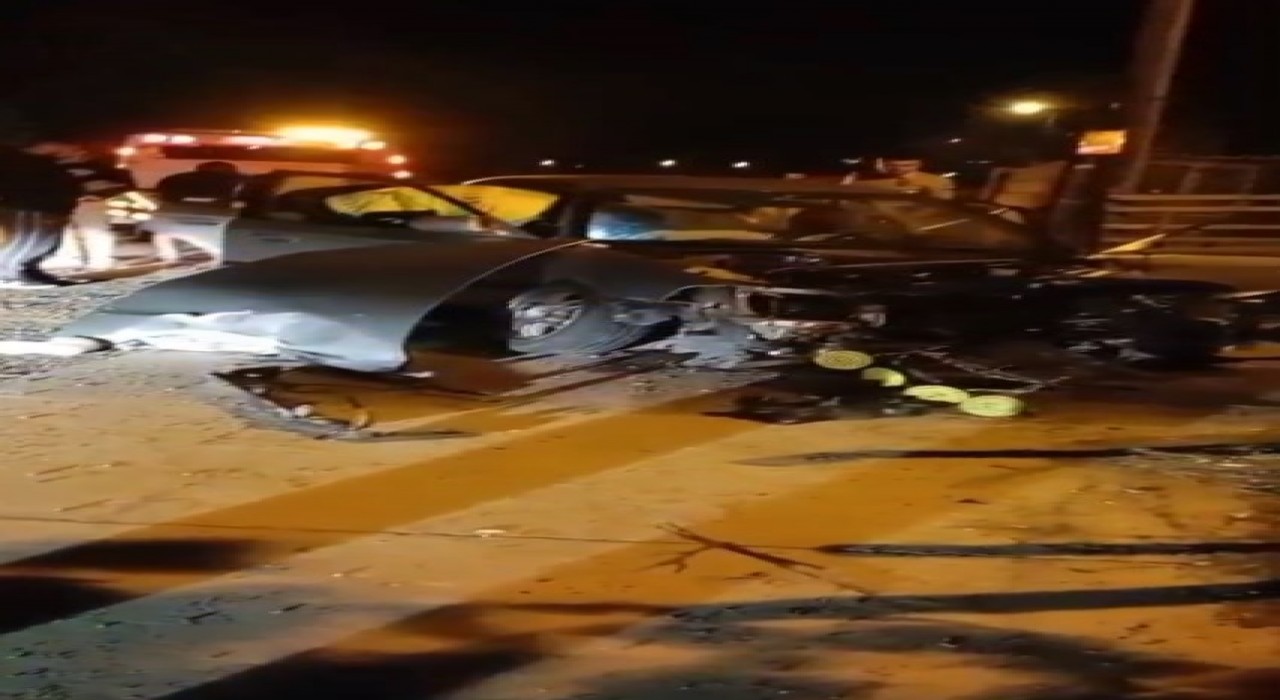 Direksiyon hakimiyetini kaybetti önce eve sonra direğe çarptı: 1i ağır 3 yaralı