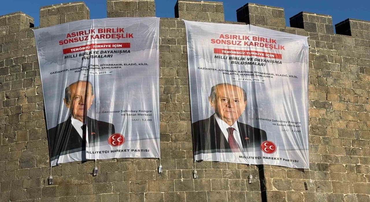 Diyarbakır surlarına Bahçelinin posterleri asıldı
