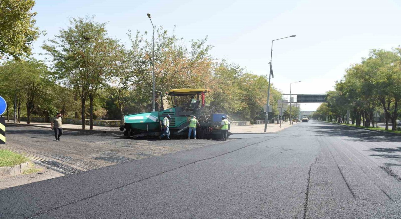 Diyarbakırda 11 kilometrelik 11 cadde ve bulvara 30 bin ton asfalt serildi