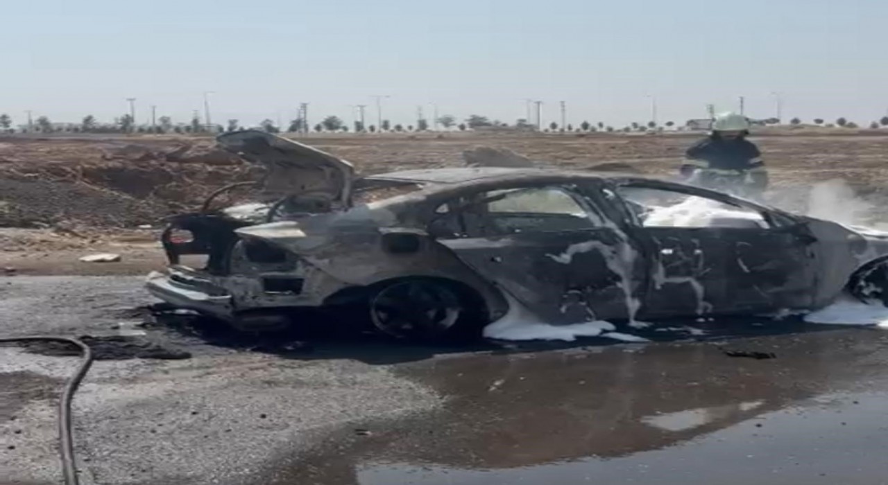Diyarbakırda alev topuna dönen otomobil itfaiye ekiplerince söndürüldü