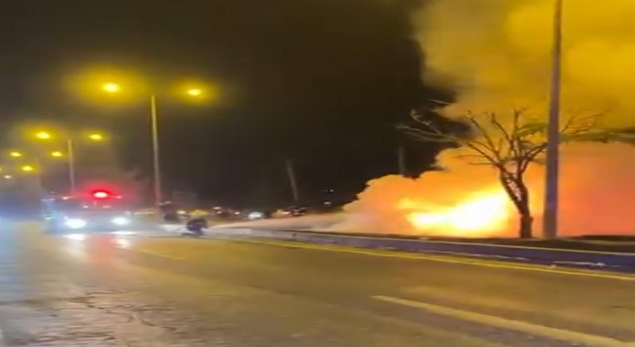 Diyarbakırda alevlere teslim olan otomobilin sürücüsü yaralandı