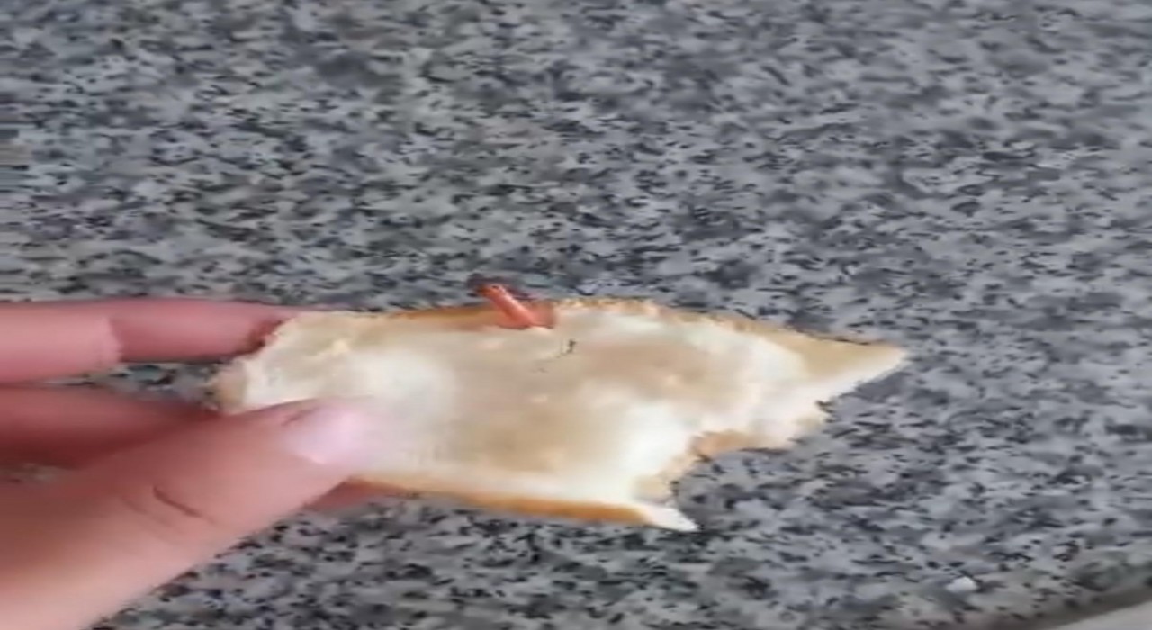 Diyarbakırda ekmeğin içinden kablo çıktı