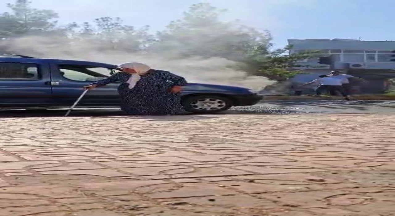 Diyarbakırda faciadan dönüldü: Seyir halindeki araba, yaşlı kadın içindeyken alev aldı