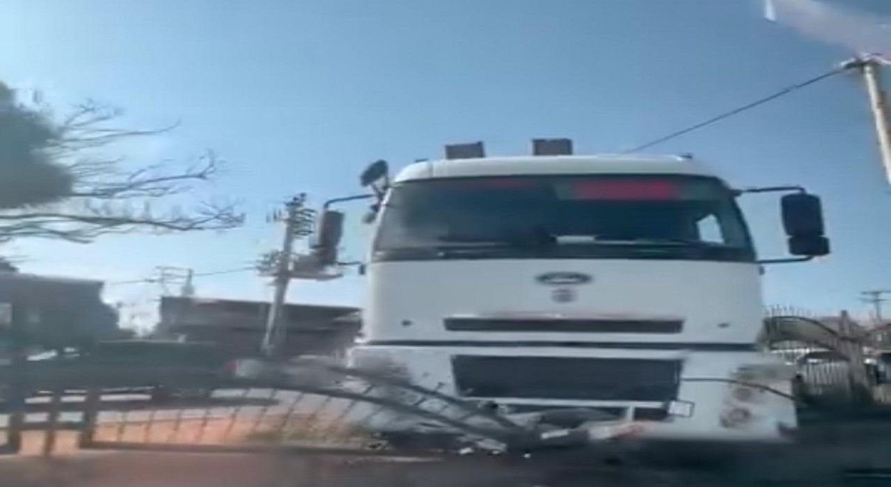 Diyarbakırda freni boşalan tır, refüje çıktı