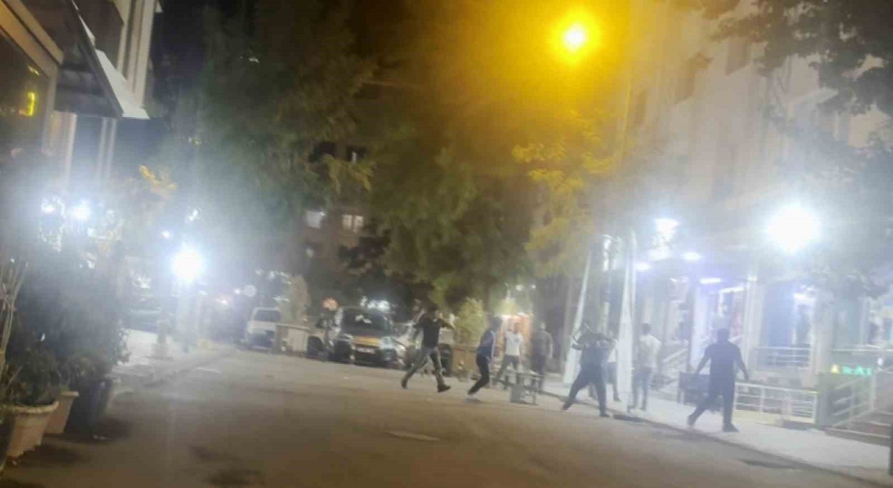 Diyarbakırda iki grubun tabureli kavgası kamerada