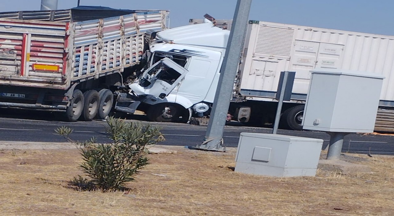 Diyarbakırda iki tır çarpıştı: 2 yaralı