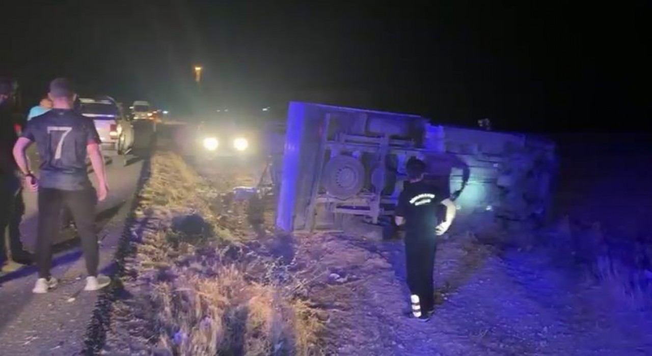 Diyarbakırda lastiği patlayan kamyonet yoldan çıktı: 1 yaralı