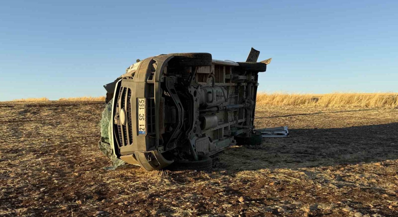 Diyarbakırda öğrenci servisi ile otomobil çarpıştı: 9 yaralı