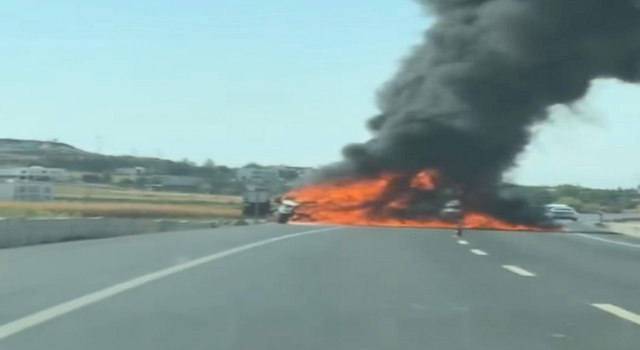 Diyarbakırda seyir halindeki kamyonet alev topuna döndü