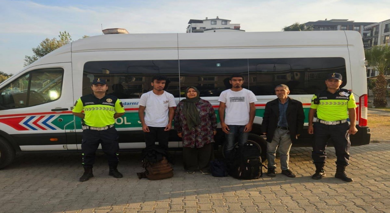 Dört düzensiz göçmen otoyol jandarmasına takıldı