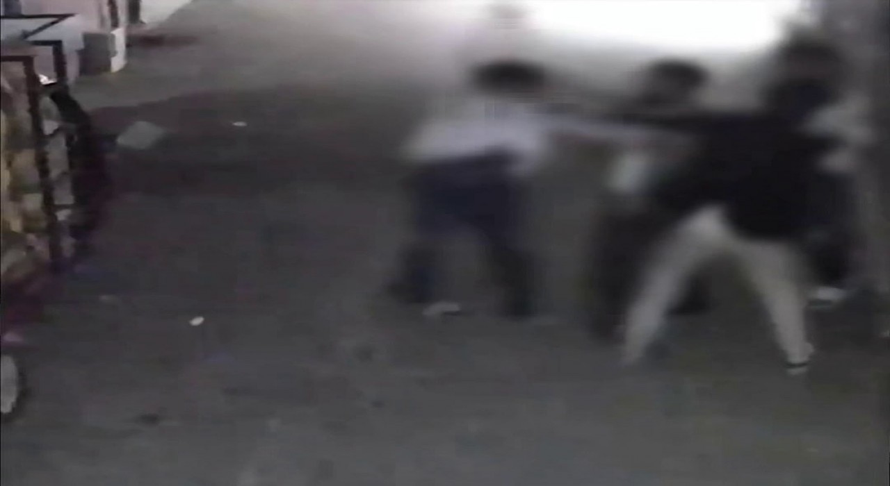 Döve döve bayılttılar, araya giren kızları da darbettiler