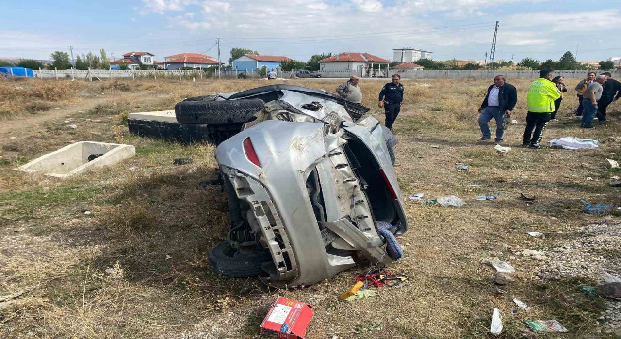 Düğün konvoyundaki otomobil tarlaya yuvarlandı: 2 yaralı