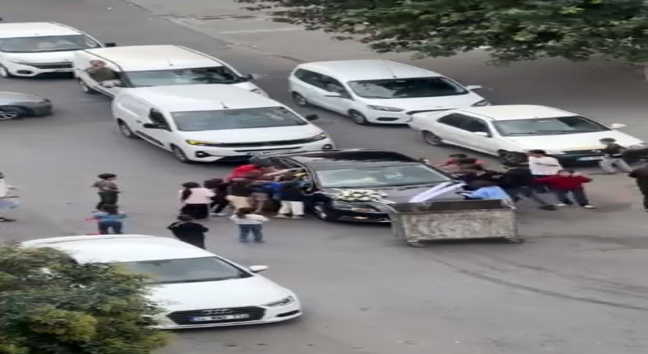 Düğün konvoyunun önünü çöp konteyneri ile kestiler, zarfı alınca yol verdiler