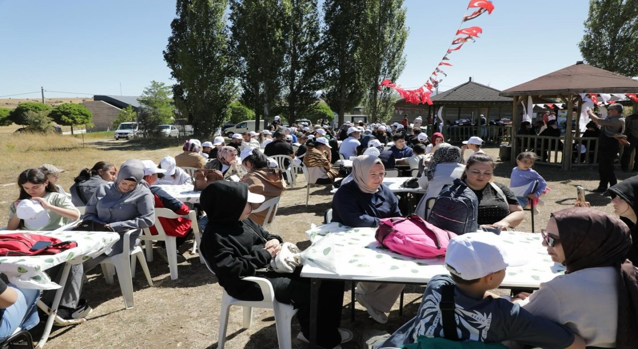 Dumlupınarda bursiyerler geleneksel piknik şöleninde buluştu