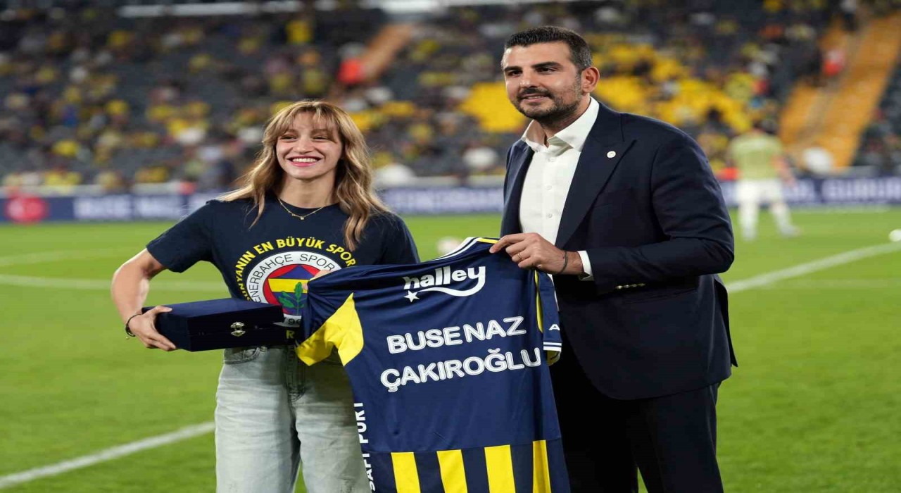 Dünya Boks Şampiyonasından madalya ile dönen boksörlere plaket