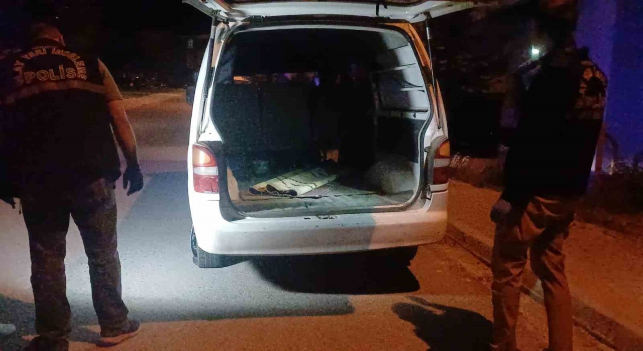 Dur ihtarına uymadı, araçla polis memuruna çarpıp kaçtı