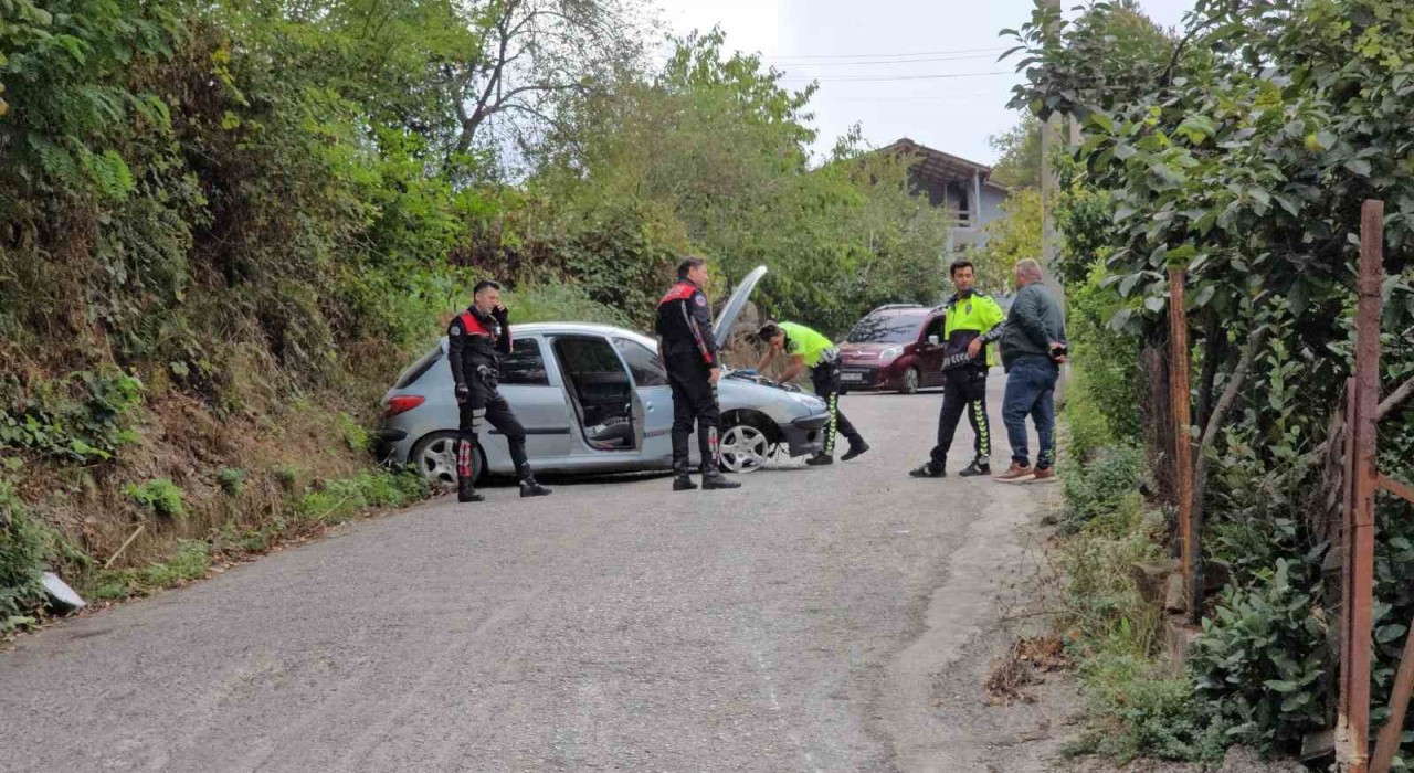Dur ihtarına uymayıp kaza yapan sürücü yaya olarak kaçmaya çalıştı