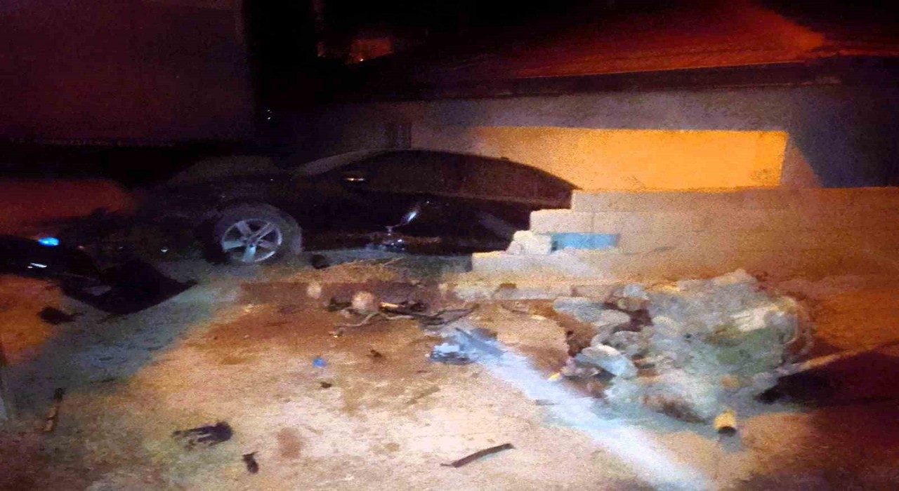 Duvarı yıkan lüks otomobil bahçeye daldı