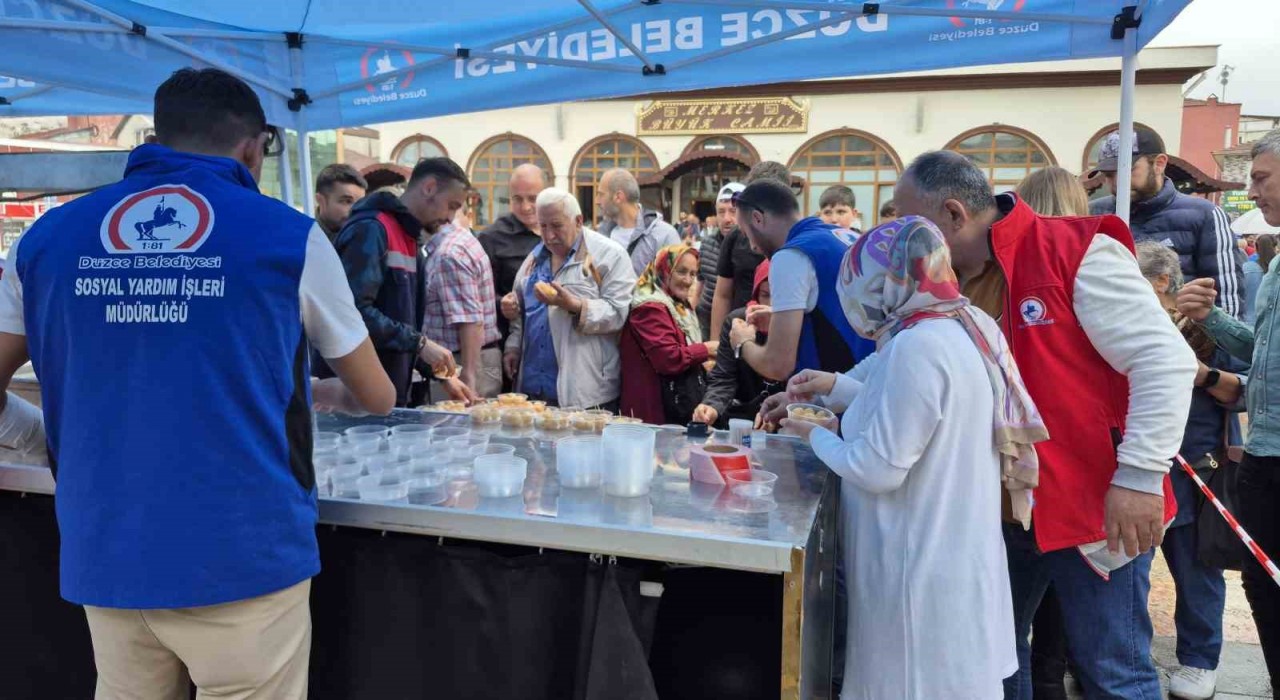 Düzce Belediyesi Gaziler Gününde lokma dağıttı