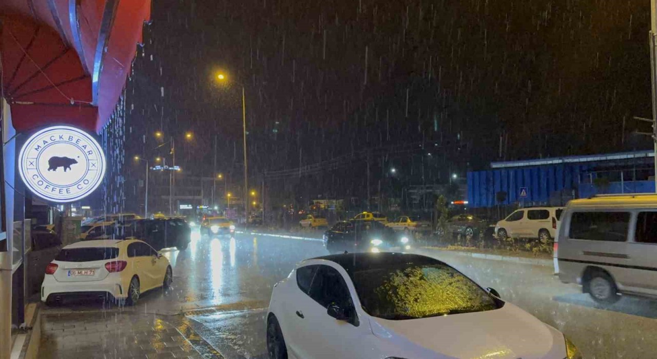 Düzcede beklenen sağanak yağış başladı