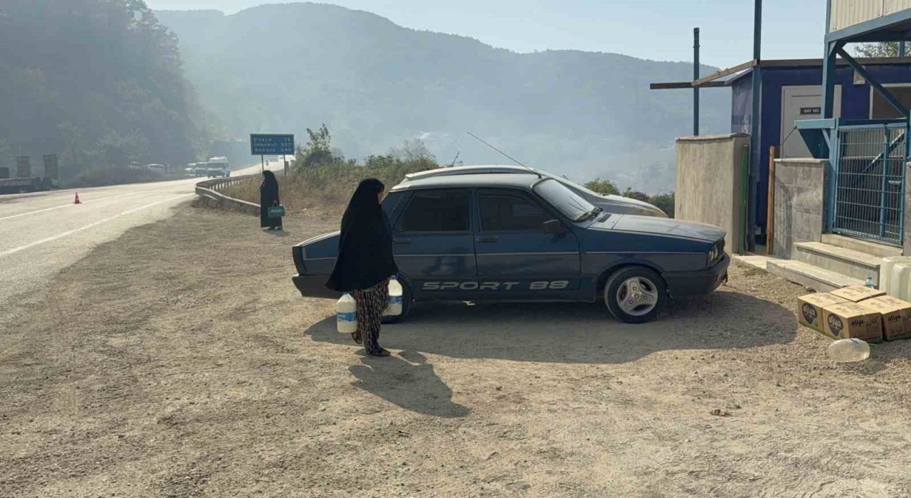 Düzceliler birlik oldu, yangına müdahale eden ekiplere tam destek verdi