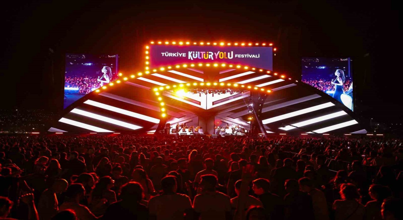 Ebru Yaşar Kayseride kulakların pasını sildi