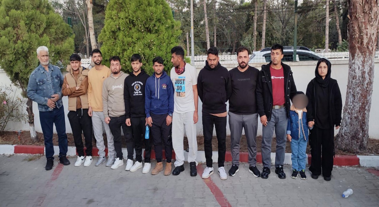 Edirnede 12 düzensiz göçmen yakalandı, sürücü tutuklandı